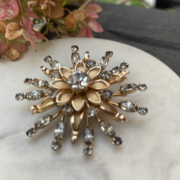 Vintage Flower Broach - Picture 6 of 11
